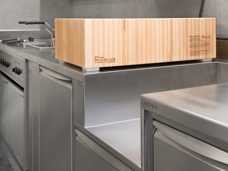 Fugenlos dicht geschweißte Absenkung der Arbeitsfläche für bündigen Einbau von Holz-Hackblock