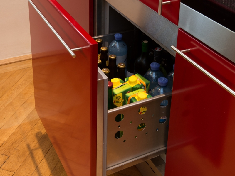 Detail-Aufnahme von Kühllade: Steckerfertiges Kühlmöbel makellos integriert in Arbeitsverbau