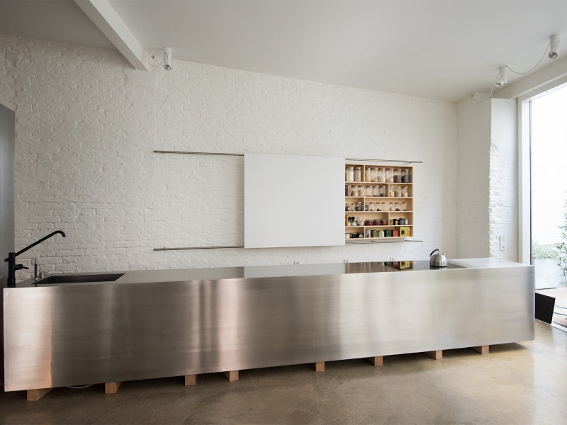 Kubus-förmige Edelstahl-Designküche, fünf Meter langer Monolith auf architektonischen Hölzern stehend