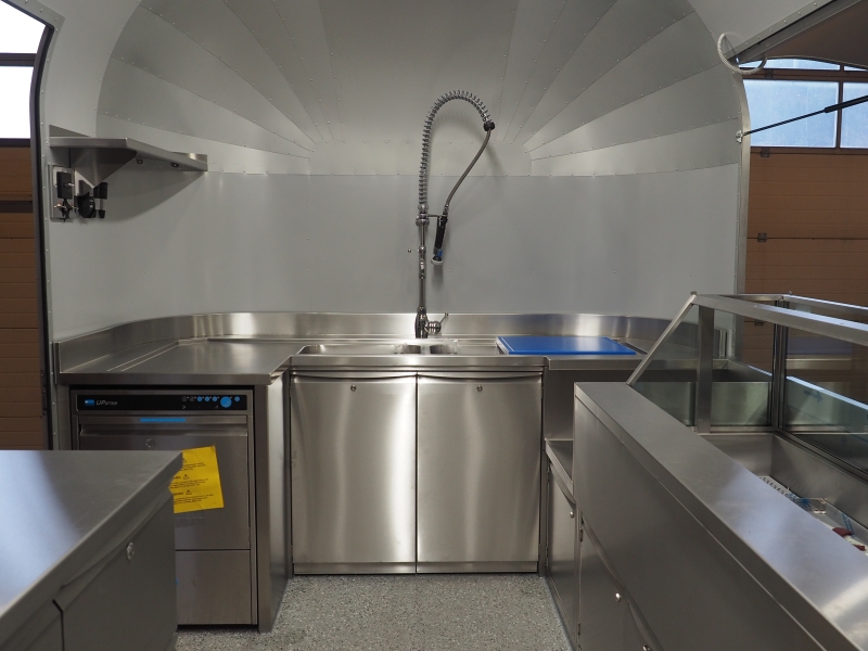 CNS-Möbel-Küche, angepasst an die Konturen und Rundungen des Anhängers