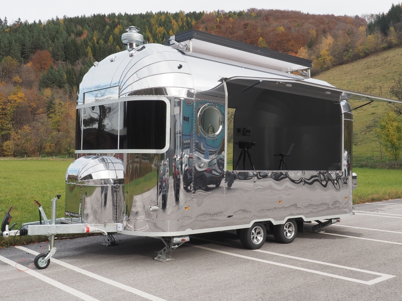 Fischverkaufswagen mit Karosserie in Chrom-Optik. Innen stehendes 3D-Flexijet-Messsystem für Laser-Naturmaßnahme