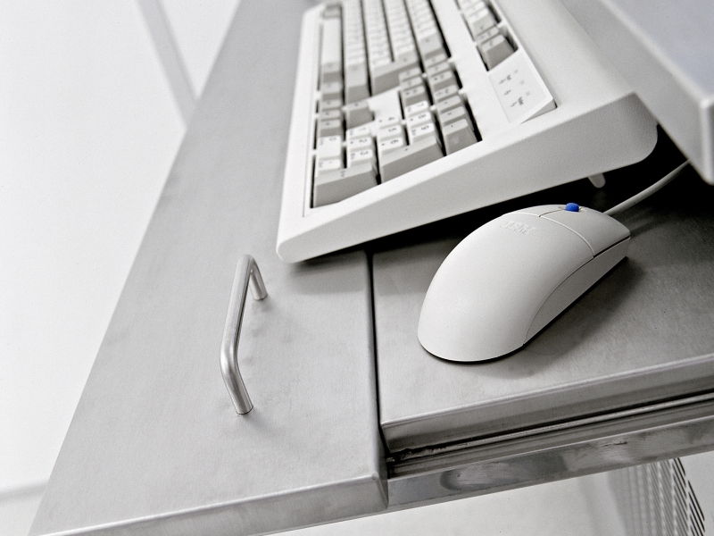 Seitenansicht von kundenspezifischem Auszug für Tastatur und Maus (zum täglichen Arbeiten als auch Versenken)