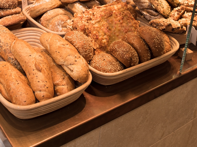 Detailaufnahme von Kupferplatte am Verkaufsthresen mit Gebäckkörben