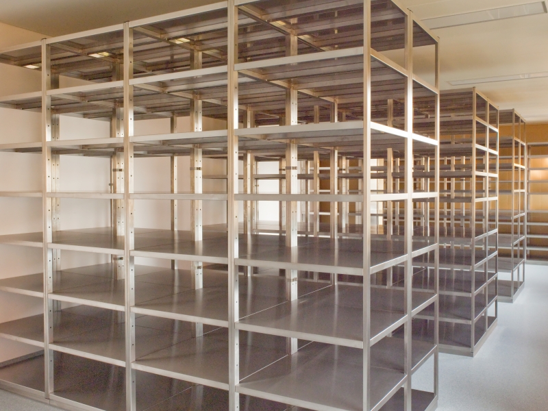 Lagerraum in Krankenhaus mit CNS-Regalen zum Lagern (Kundenspezifisch angepasst an die vor Ort verwendeten Lagerbehälter)