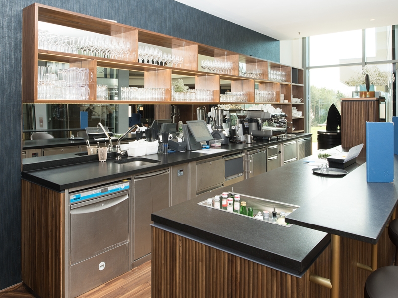 Kaffee- und Getränkebar mit in Edelstahl ausgeführten Barmöbeln (Thekenverbau)