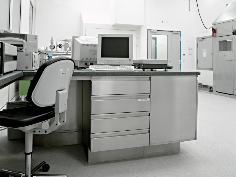 Laborverbau in Materialkombination Korian und Edelstahl (Laden mit gekanteter Griffleiste)