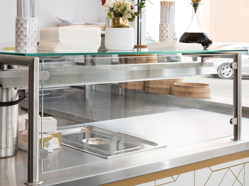 L-förmiger Glasaufsatz mit Beleuchtung montiert auf CNS-Abdeckung