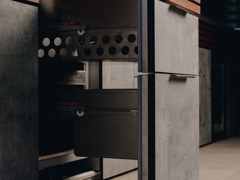 Detail-Aufnahme von makellos integrierter Outdoor-Kühlung mit zwei Laden (Ladenfront mit Holz/HPL-Fronten verkleidet für einheitliche und saubere Optik)