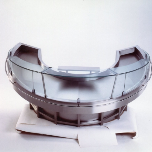 Rund ausgeführte Kühlvitrine mit Isolierglas zur Präsentation von Fisch und Fleisch (individuell angefertigt für Inter Spar)