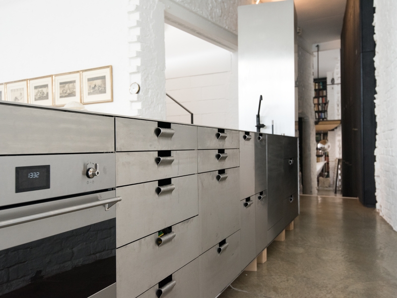 Rück-Ansicht von Edelstahl-Kochblock mit integriertem Backrohr und Edelstahl-Fronten (Laser-geschnittene Kontor mit per Hand gefertigten Sonder-Griffen)