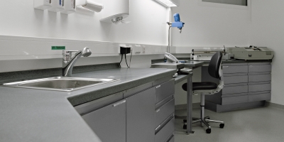 Edelstahl-Labormöbel mit Laden mit gekanteter Griffleiste und Corian-Platte als Abdeckung