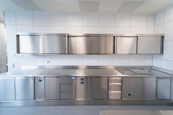 Wandzeile in Edelstahl mit GN-Tiefkühler und GN-Kühlungen sowie Kühlwanne mit zweiteiligem Deckel