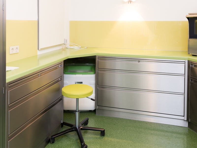 Edelstahl-Arbeitsverbau über Eck mit extra breiten Laden, teilweise versperrbar, mit grüner Corian-Abdeckung