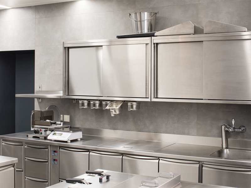 Wandverbau mit Zentralgesteuerter Gastronorm-Kühlung, integrierter Kühlwanne mit Deckel und fugenlos eingeschweißtem Becken sowie 2x Wandhängeschrank und 1x Wandbord in Edelstahl