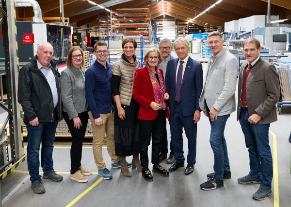 v.l.n.r.: Gemeinderat Franz Reischer, Stadtpartei-Obmannstellvertreterin Genovefa Scheibenreiter, Produktionsleiter Matthias Uhrfahrer, Vorständin Gerlinde Tröstl-Katinger, Landeshauptfrau Johanna Mikl-Leitner, Prokurist Alfred Hochecker, Haupteigentümer Wolfgang Schindlecker, Bezirksparteiobmann Karl Weber und Stadtpartei-Obmann Christian Köberl.