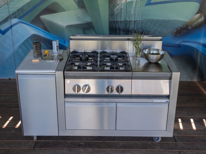Fahrbare Outdoorküche in Edelstahl mit integriertem Gaskochgerät und Hygiene-Schneidbrett