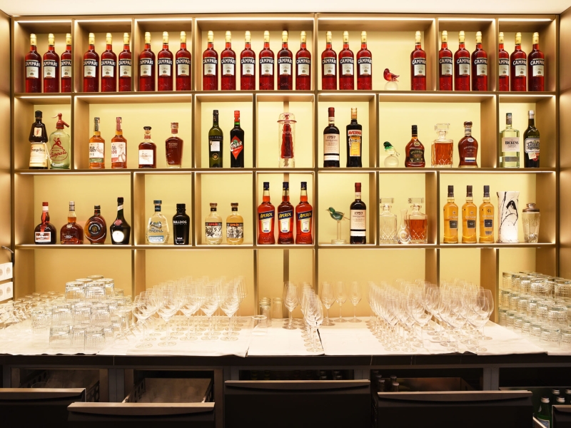 Edles Flaschenregal mit Beleuchtung in Campari Bar (dunkel pulverbeschichtete Getränkekühlung im Unterbau)