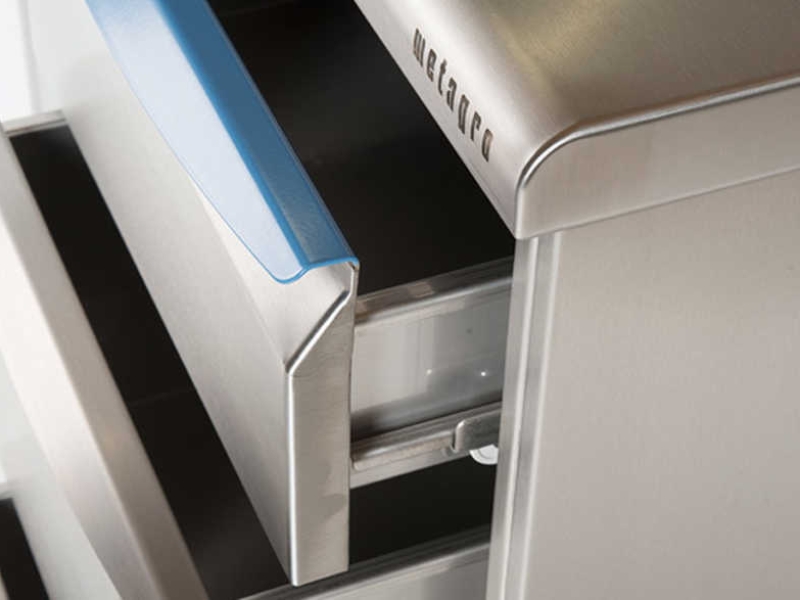 Detailaufnahme von Arbeitsplatte mit gerundeter Kante und Arbeitsschrank mit Laden (Material = Edelstahl)