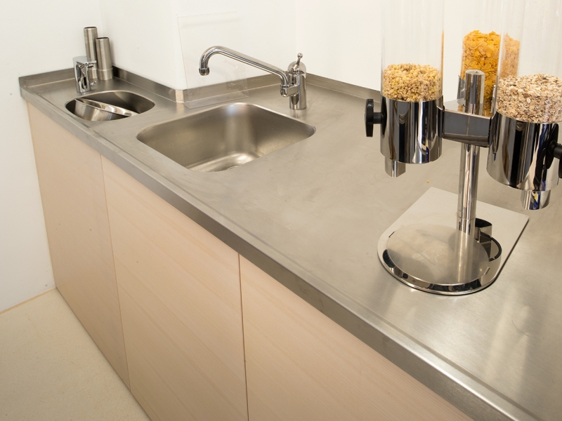 CNS-Abdeckung mit zwei fugenlos eingeschweißten Becken und individuell angepasstem Wandhochzug über mehrere Ecken