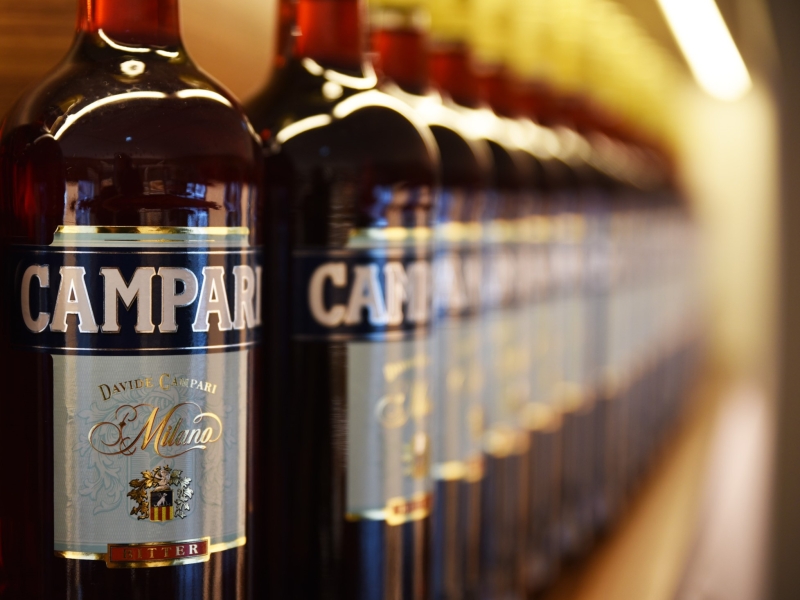 Detailaufnahme von Campari Flaschen